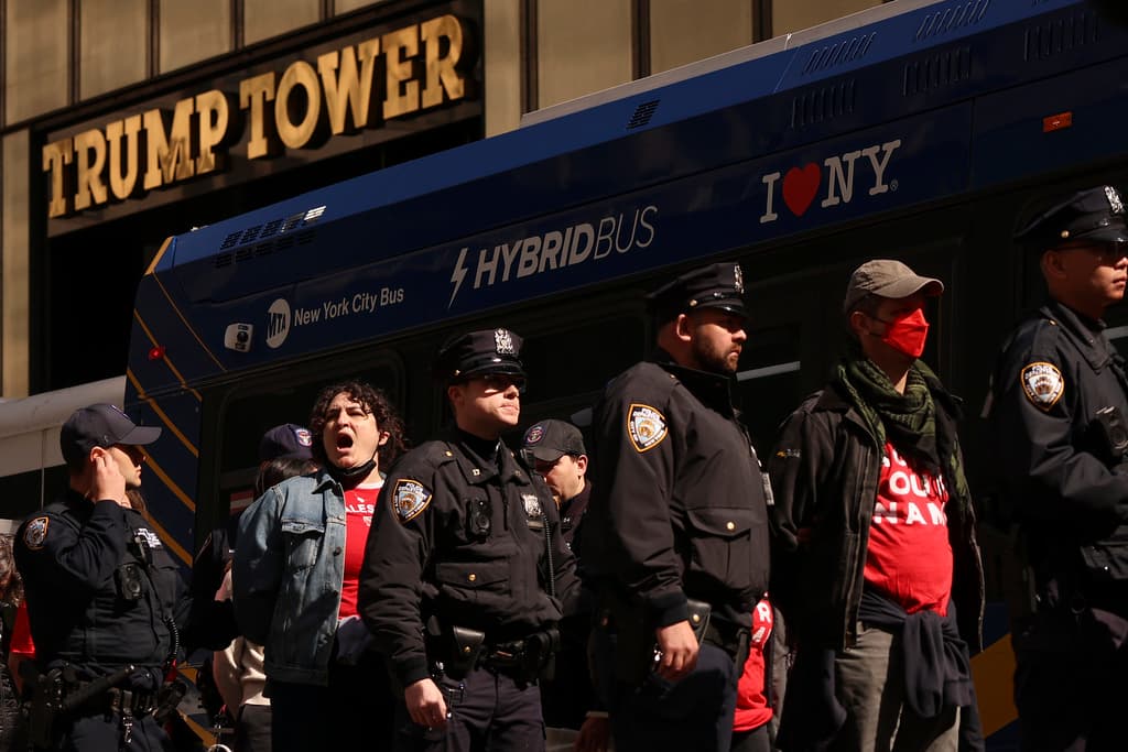 El presidente Donald Trump respondió a los eventos a través de redes sociales, donde afirmó que el arresto de Khalil es el primero de varios por venir, y prometió deportar a estudiantes que, según él, participan en actividades antiestadounidenses.