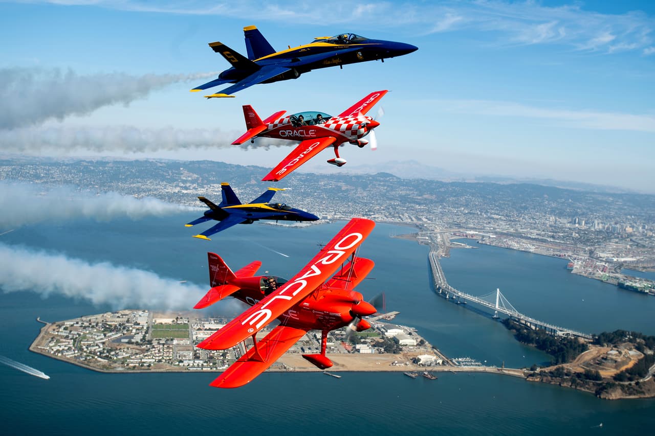 Los 'Blue Angels' comenzaron con tres aviones. Más tarde, se unió un cuarto y actualmente cuentan con seis areonaves y una más que sirve como reserva o para ofrecer vuelos a celebridades e invitados especiales.