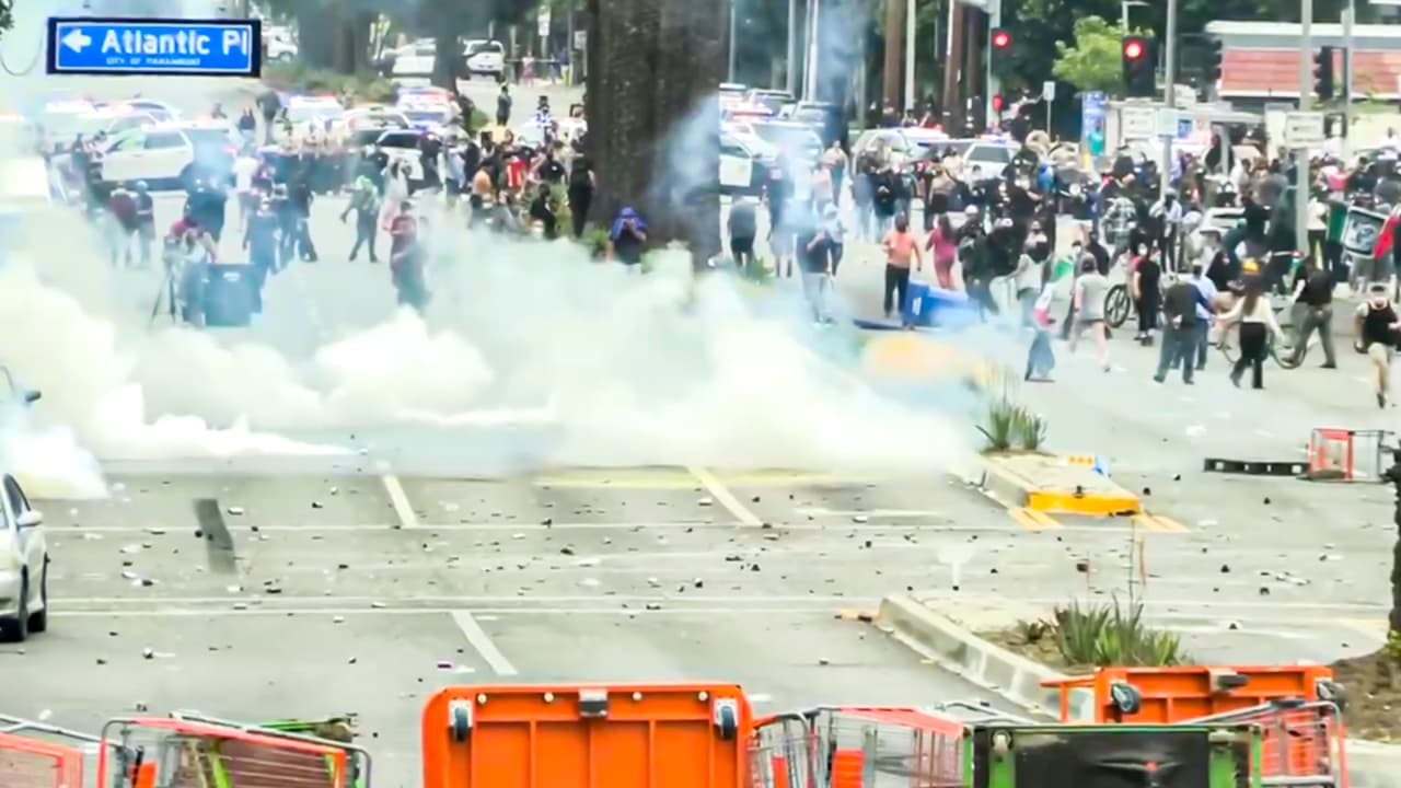 Aunque 
<b><a href="https://www.univision.com/noticias/inmigracion/graves-enfrentamientos-agentes-manifestantes-los-angeles-redadas-ice" target="_blank">la tensión escaló un día antes con los arrestos de ICE</a></b>, el sábado 7 de junio, en horas de la tarde, estalló una confrontación entre manifestantes y agentes de ICE 
<b>en Paramount, cerca de un Home Depot </b>y duró por varias horas. "ICE trajo sus tácticas de terror y agentes enmascarados a Paramount… Esto es 
<b>inaceptable</b>", comunicó 
<b>la congresista Nanette D. Barragán </b>en la red social X.