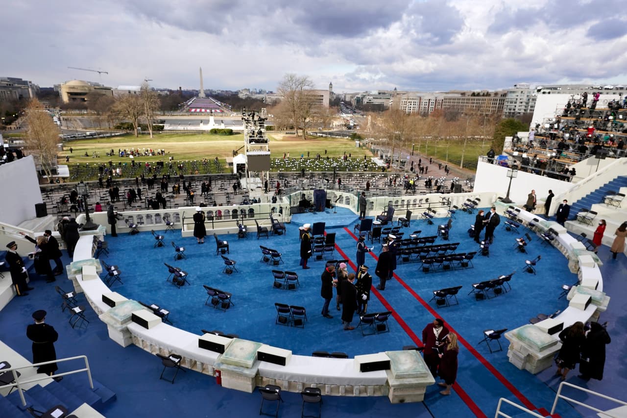 El escenario donde sucederá la juramentación de Biden comienza a ser ocupado por los invitados.
<br>