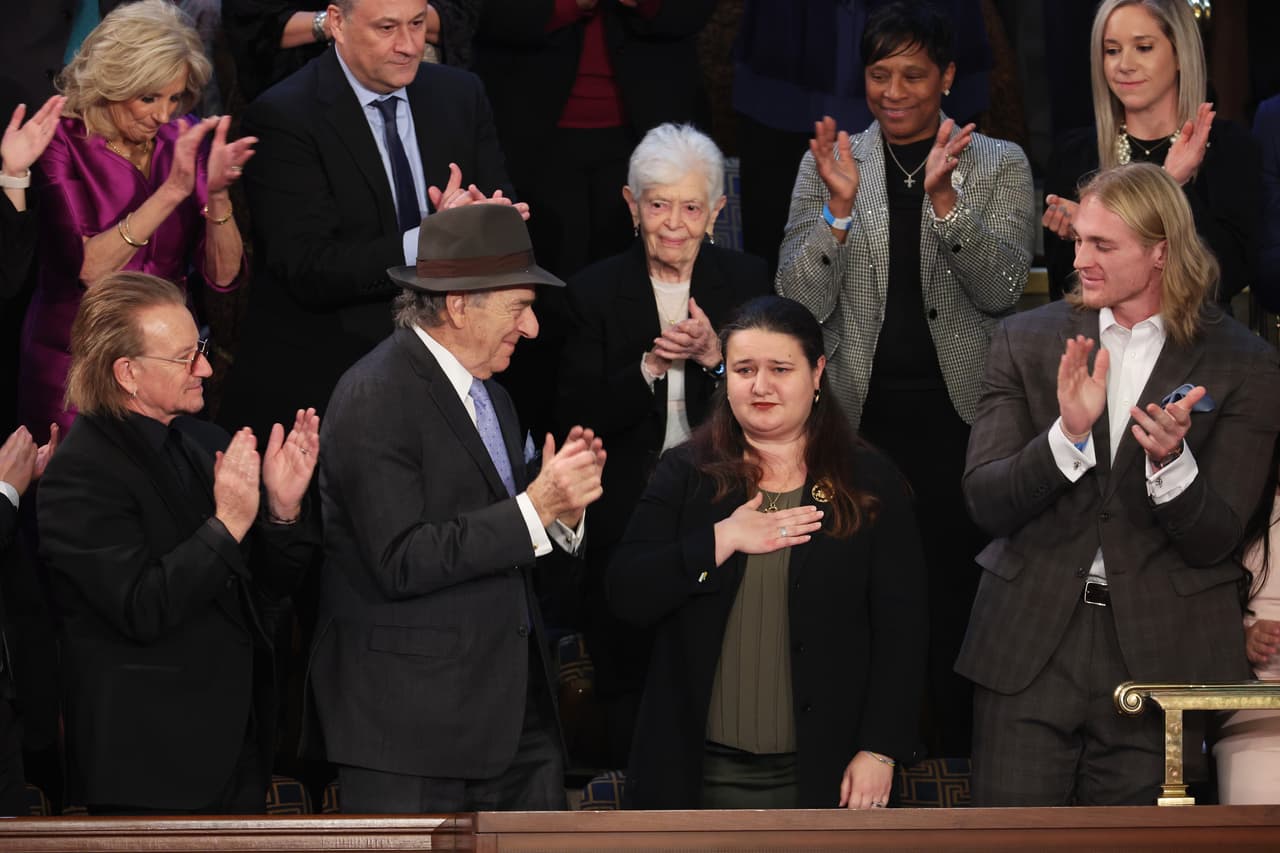 La embajadora de Ucrania en Estados Unidos, Oksana Markarova, recibe una ovación después de que Biden se refiriera a la guerra en durante el discurso. “Embajadora, EEUU está firme en nuestro apoyo a su país. 
<b>Estaremos con ustedes todo el tiempo que sea necesario</b>”, dijo el presidente.