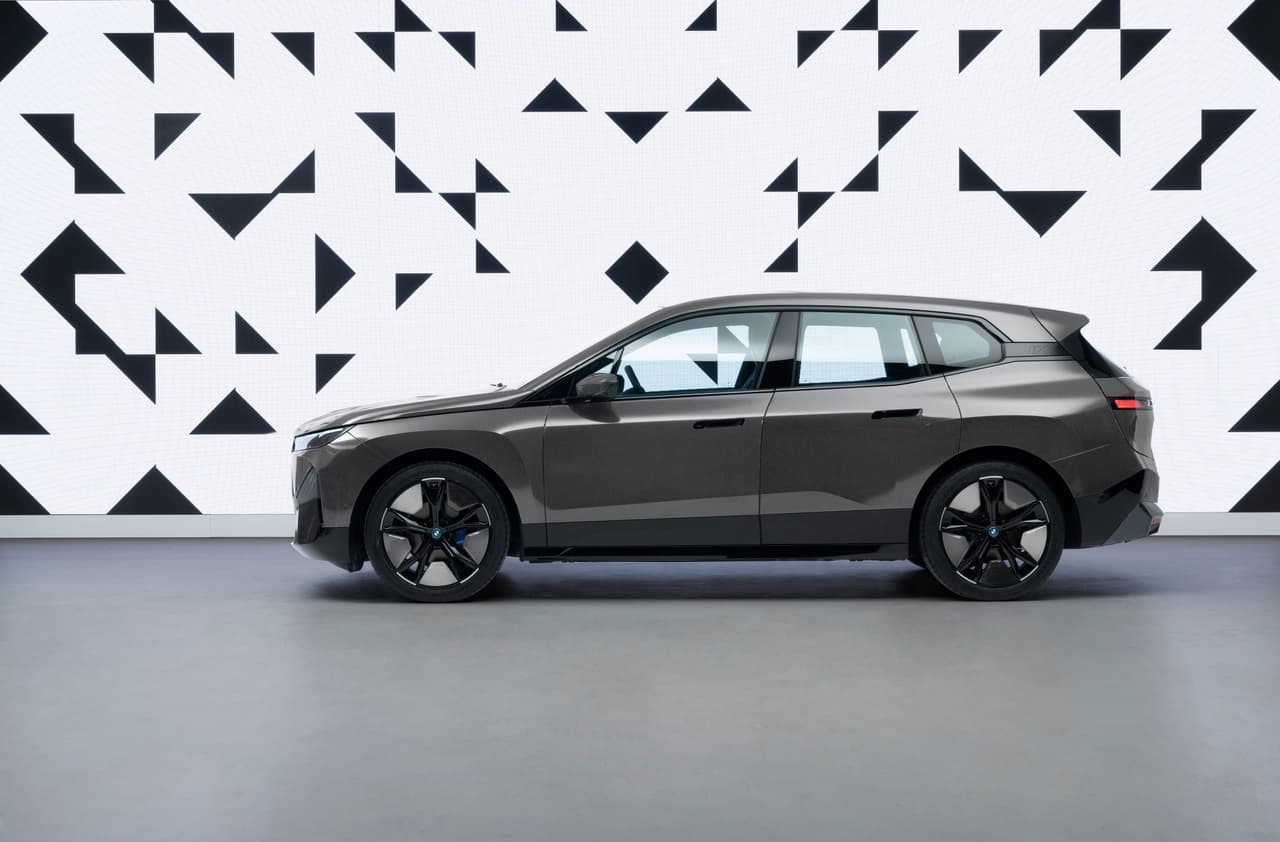 BMW iX Flow Concept