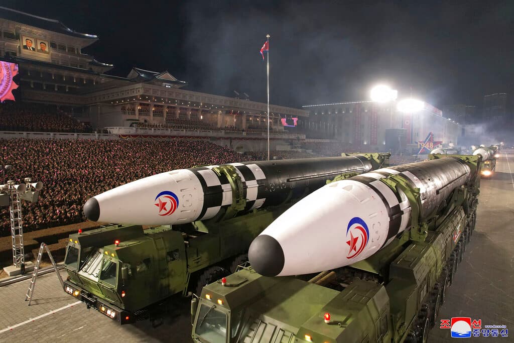 En el desfile militar en la capital norcoreana se vieron lo que aparentan ser 
<a href="https://www.univision.com/noticias/mundo/corea-del-norte-misil-japon">misiles balísticos intercontinentales</a>. Los expertos dijeron que se trata posiblemente un nuevo misil balístico intercontinental de combustible sólido que podría probar en los próximos meses.