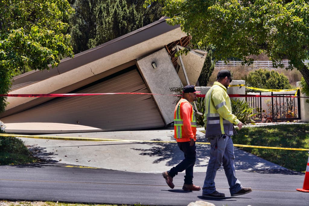 Ante la inestabilidad del terreno en Rolling Hills Estates los trabajadores del condado se respaldan mutuamente, evitando estar solos y en riesgo.
