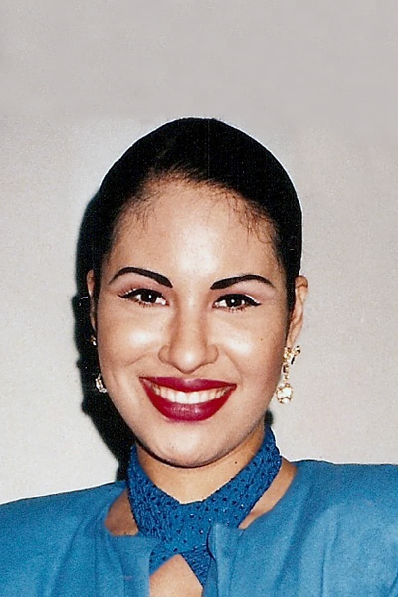 En 1989 se lanzó como solista con el disco 'Selena' y comenzó a cautivar a su público con su voz y este sólo era el inicio. Grabó cinco discos más y se convirtió en la 'Reina del Tex - mex' como 'Amor prohibido', 'Como la flor' y 'Carcacha', entre muchas otras.