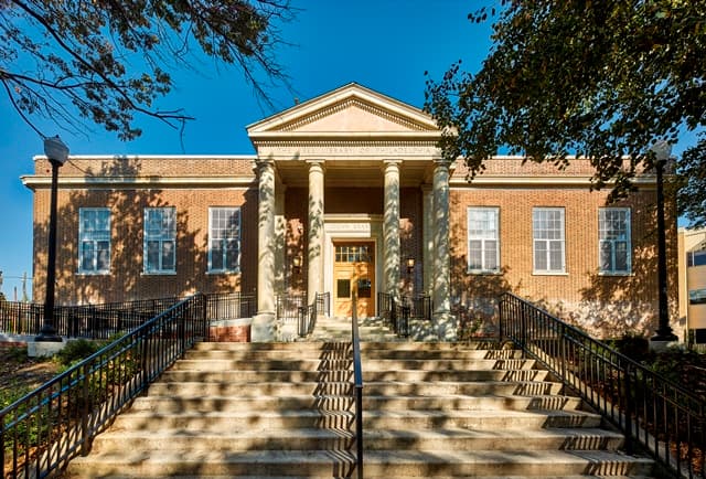 <b>Logan Library</b>
<br>1333 Wagner Avenue
<br>Philadelphia, PA 19141-2916
<br>215-685-9156
<br>
<br>Construida en 1917,
<a href="https://libwww.freelibrary.org/locations/logan-library" target="_blank">la biblioteca </a>sirve a la comunidad de Logan desde el histórico edificio Carnegie en la esquina de Wagner Avenue y Old York Road. En 1915, la Sra. Philip Garrett, propietaria de valiosas propiedades inmobiliarias en Logan, ofreció donar una parte de Garrett Estate para una biblioteca pública. La Sucursal Logan se construyó entre 1917 y 1918 con fondos donados por el filántropo Andrew Carnegie, quien comprometió $1,5 millones en 1903 con el propósito de construir sucursales de la Biblioteca Libre de Filadelfia.
<br>