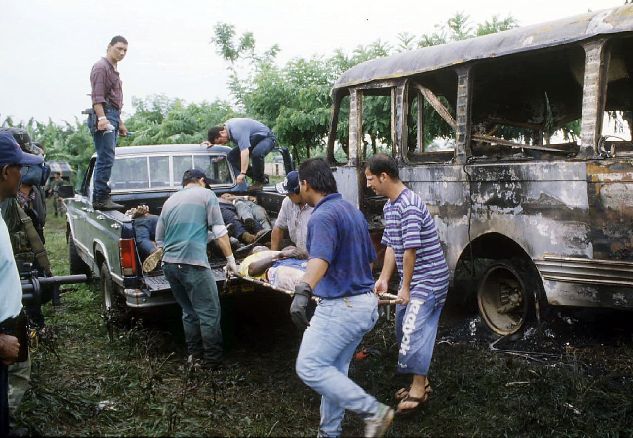 <b>El</b> 
<b>ataque a los guerrilleros que termin`ó con dos años de tregua.</b> A finales de 1986 unos 22 guerrilleros calleron en un combate con el ejército en la región de Urabá. Las Farc respondieron con una violenta emboscada a una patrulla militar. Los combates continuaron y en 1991 comenzó un diálogo que fracasó en 1992. Entre 1996 y 1998, el grupo alcanza su mayor poder militar. En la foto de 1995, oficiales cargan a las víctimas de una masacre atribuida a las Farc, en Apartado, departamento de Antioquia.
