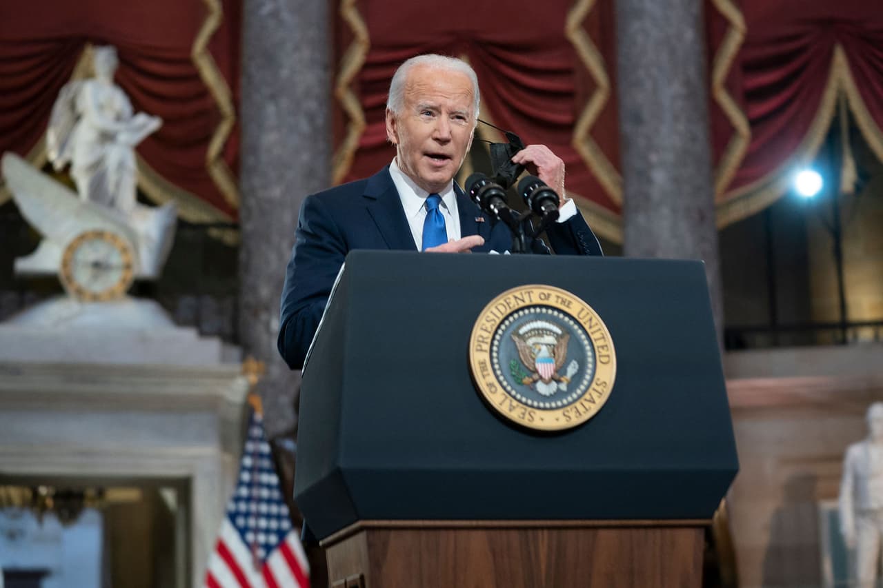 Desde el Salón de Las Estatuas del Capitolio, Biden dio un poderoso discurso con un tono condenatorio contra el expresidente Trump y los republicanos que difundieron y apoyaron las afirmaciones, sin fundamentos, sobre un supuesto fraude electoral.
<br>
<br>“Convocó a una turba... y se sentó en la Casa Blanca, viéndolo todo por TV y sin hacer nada por horas mientras la Policía era agredida”, dijo Biden.