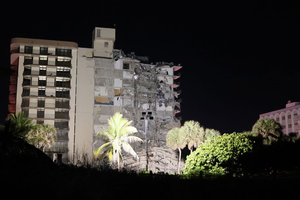 El ala noreste de la torre de apartamentos de 12 pisos en Surfside 
<a href="https://www.univision.com/noticias/estados-unidos/edificio-12-pisos-colapsa-parcialmente-miami" target="_blank">se derrumbó alrededor de las 2am de este jueves</a>.