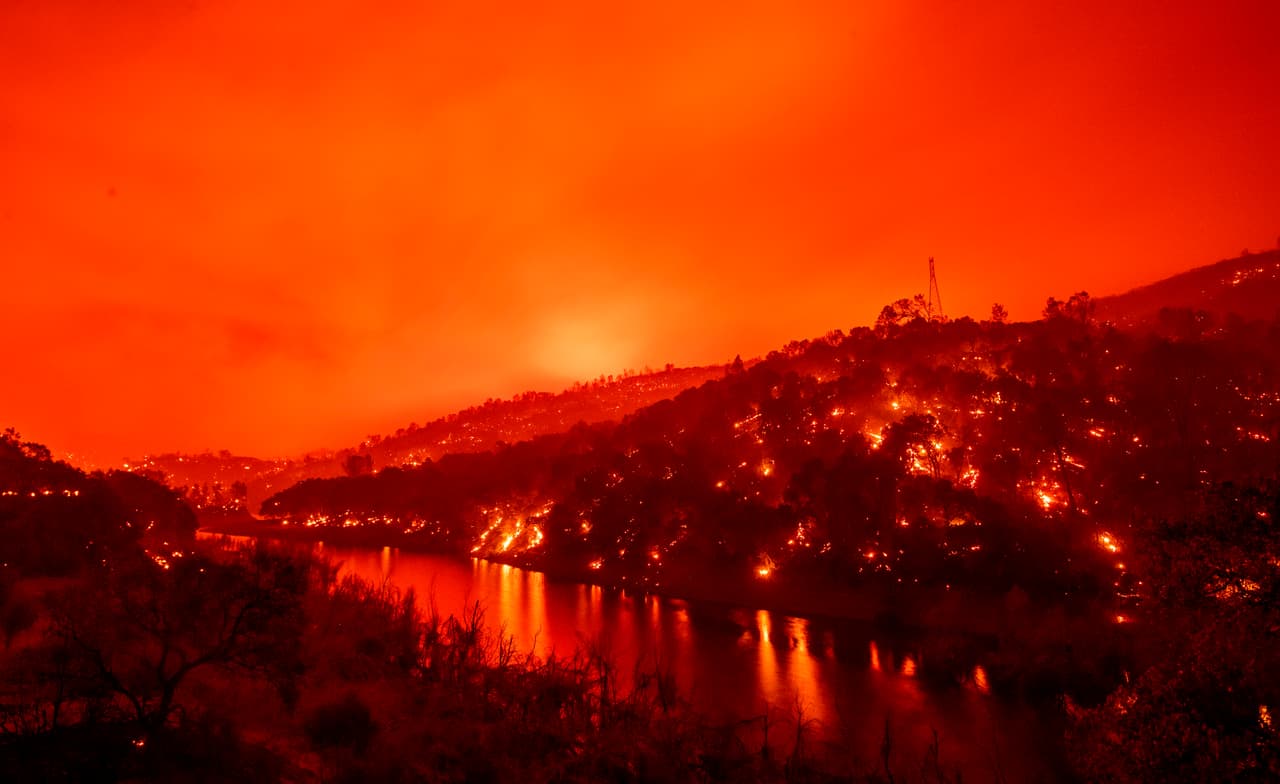 Miles de viviendas y negocios estaban amenazados en las regiones vinícolas de Napa y Sonoma.