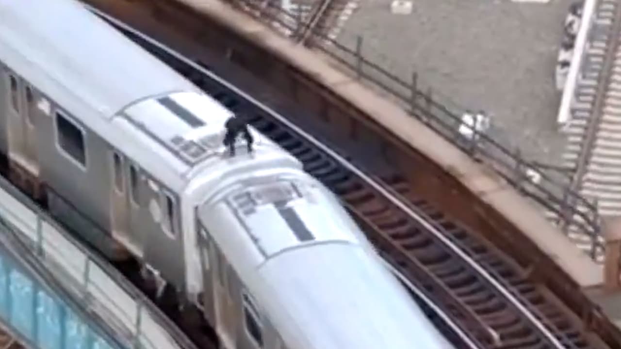 También, junto con la MTA mantiene una campaña permanente denominada “Surfear en el subway mata, quédate adentro y salva tu vida”.
<br>
<br>Hasta septiembre, 
<b>la policía había reportado 173 incidentes relacionados con esta práctica</b> contra 104 que se reportaron en 2023.
<br>
<br>
<b>En el 2023 se registraron 4 fallecimientos</b> por ‘surfear’ la cifra ya llegó a 6 en 10 meses del 2024.
<br>
<br>