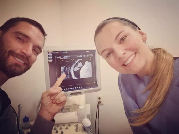 Julián preparó toda la entrega del anillo de compromiso, mientras ambos se encontraban en medio de una cena romántica y sin que la venezolana sospechara absolutamente nada.
