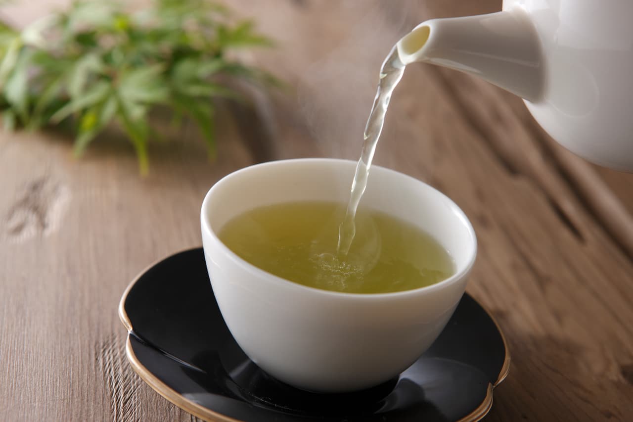 <b>Prueba algunos remedios caseros</b>. Algunos estudios sugieren que el té verde tiene un efecto antihistamínico en el organismo. También puedes aplicar compresas frías de té de camomila en tus ojos si están inflamados por la alergia. Hay quienes aseguran que si pones un poco de vaselina en tus orificios nasales, esta crema servirá como barrera para atrapar algunas partículas de polen.
<br>