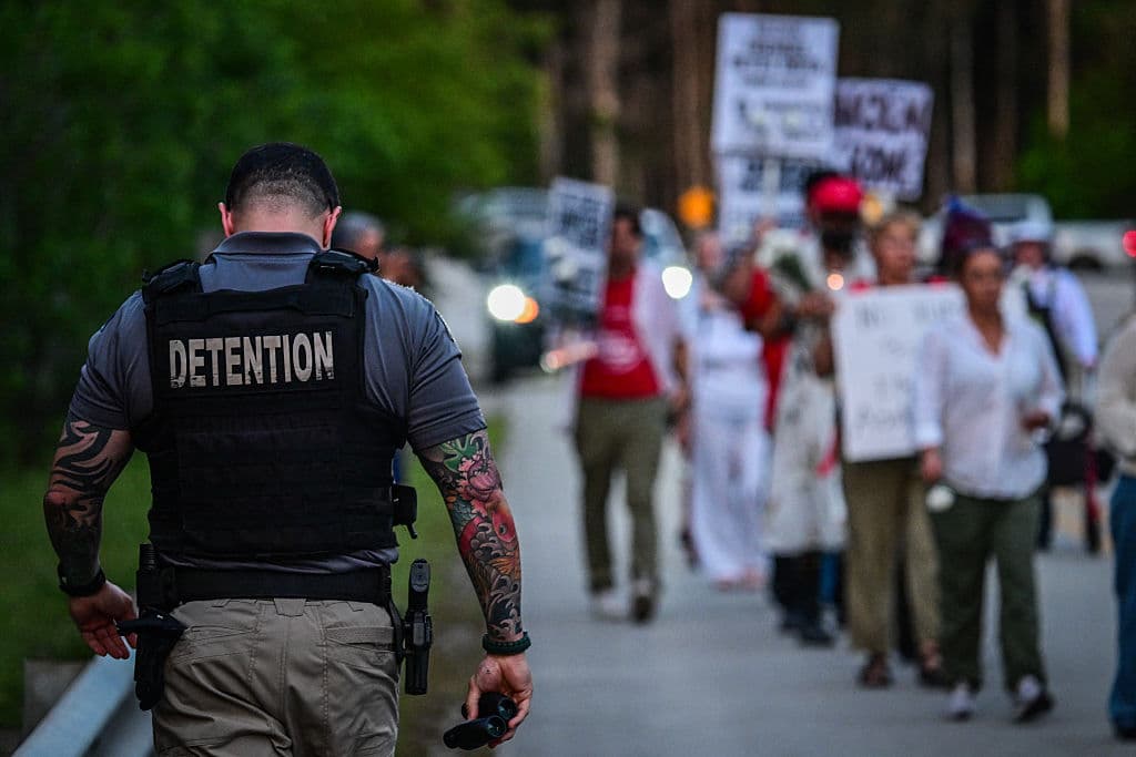 Durante el evento, este sábado 24 de mayo, no se reportó ningún incidente entre los oficiales de ICE y los manifestantes sedientos de justicia para sus familiares.
