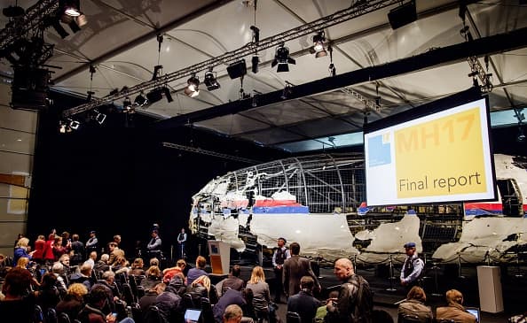 El vuelo 17 de Malaysia Airlines fue derribado por un misil Buk, según la investigación oficial sobre el siniestro del año pasado que el martes conocieron los familiares de las víctimas.
