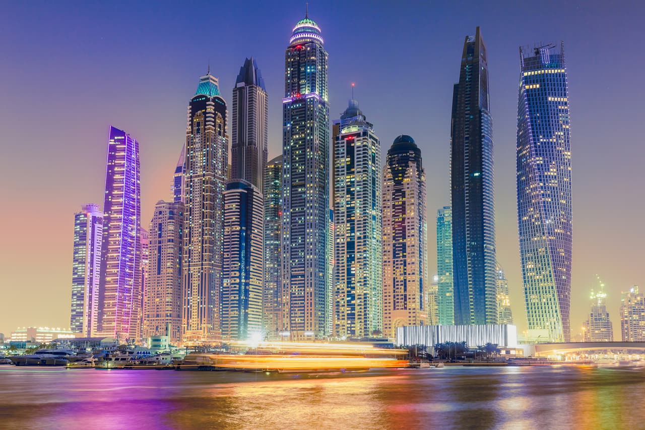 <h3 class="cms-H3-H3">1. Emiratos Árabes Unidos</h3>
<br>
<br>➡️ 
<b>Porcentaje de población nacida en otro país:</b> 88.13%
<br>
<br>➡️ 
<b>Total de población inmigrante: </b>8,716,332
<br>
<br>➡️ 
<b>Población: </b>9,890,400
<br>