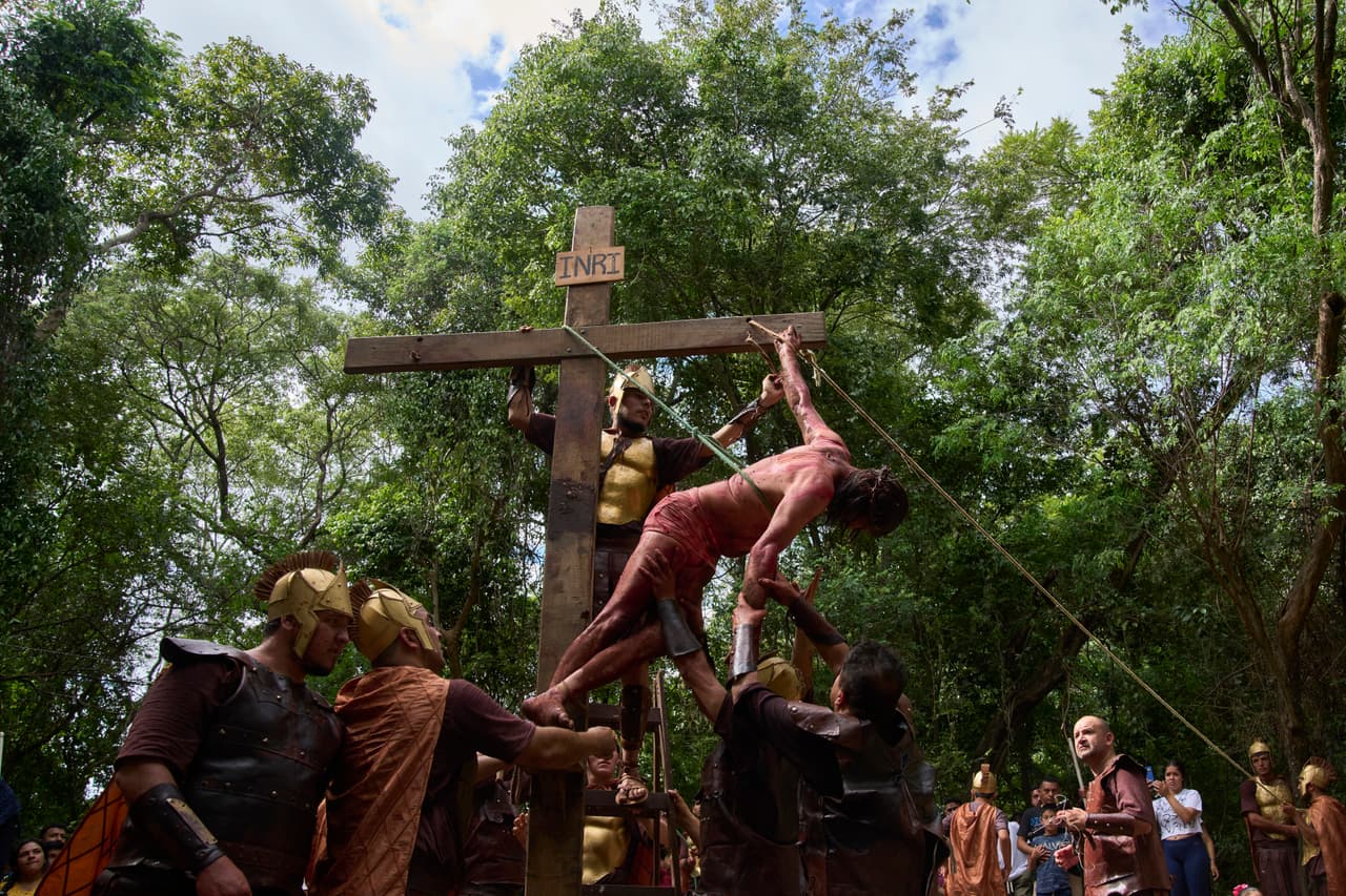 Actores recrean la crucifixión de Jesús durante una procesión del Vía Crucis en Semana Santa en Atyrá, Paraguay, el Viernes Santo, 18 de abril de 2025. 
<br>
<br>La Semana Santa incluye el Jueves Santo, el Viernes Santo y el Domingo de Resurrección.