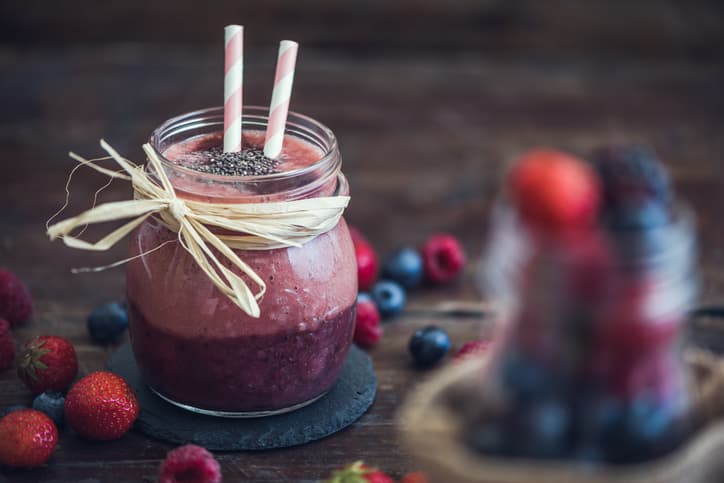 El 
<a href="https://www.univision.com/noticias/recetas-reto-28/reto-28-receta-de-jugo-detox-marron">jugo detox marrón</a> no sólo lleva frutas y vegetales (mora y espinacas), sino también semillas de chía, ajonjolí y linaza que, entre otros beneficios, mejoran la circulación y el funcionamiento cerebral.