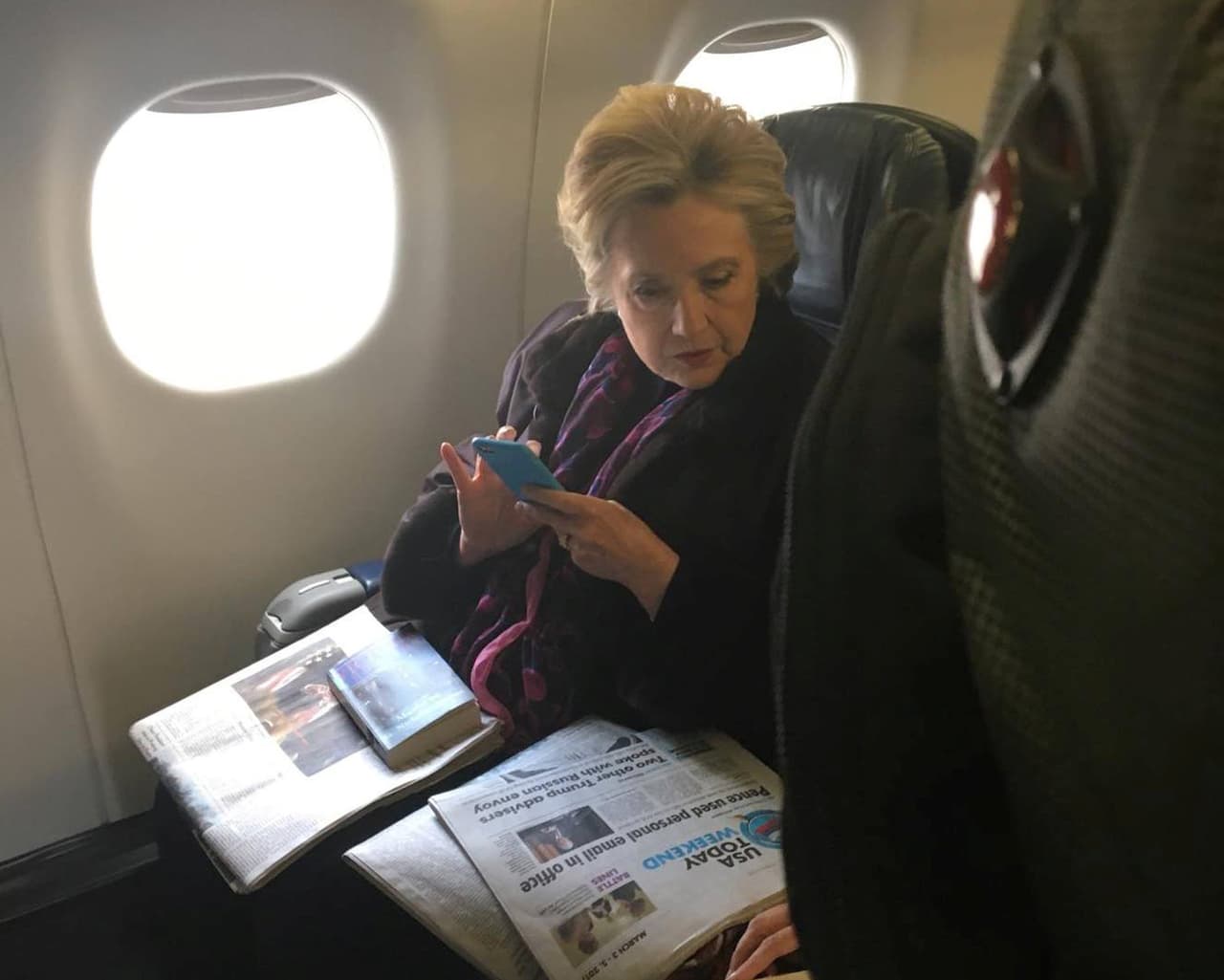 <b>Día 43/ Marzo 3. </b>La excandidata presidencial demócrata 
<a href="http://www.univision.com/temas/hillary-clinton">Hillary Clinton</a> fue detectada en un vuelo comercial en el momento en que leía la portada del USA Today en su edición del viernes, en la cual destaca la noticia del uso de un servidor privado de correo electrónico por parte de el vicepresidente 
<a href="http://www.univision.com/temas/mike-pence">Mike Pence</a> cuando fue gobernador de Indiana. La ironía de la imagen es que precisamente por el uso de un 
<b><a href="http://www.univision.com/noticias/politica/la-ironia-politica-hillary-clinton-lee-la-noticia-sobre-el-uso-de-correo-electronico-privado-de-mike-pence">correo privado cuando fue secretaria de Estado, Hillary Clinton fue sometida la escrutinio continuado de comisiones del Congreso estadounidense</a></b>, donde se sospechó que puso en peligro la seguridad del país.