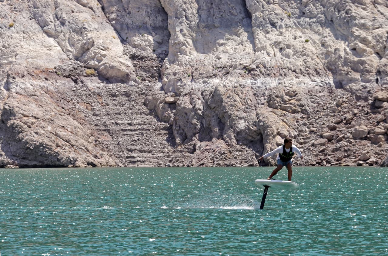Lake Mead fue creado por la construcción de la Presa Hoover que aprovecha las aguas del río Colorado. El área recreativa consta de más de 607,000 hectáreas y cuenta con 
<b>más de 750 millas de costa</b>.