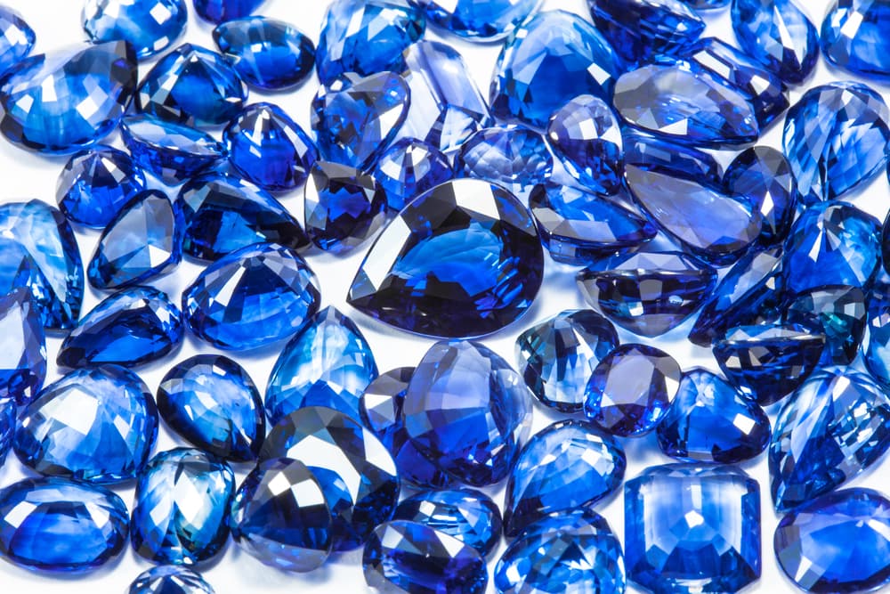 En cuanto a las piedras y cristales que fungen como amuletos maravillosos, tenemos opciones fantásticas, comenzando con el zafiro, que atrae prosperidad económica.