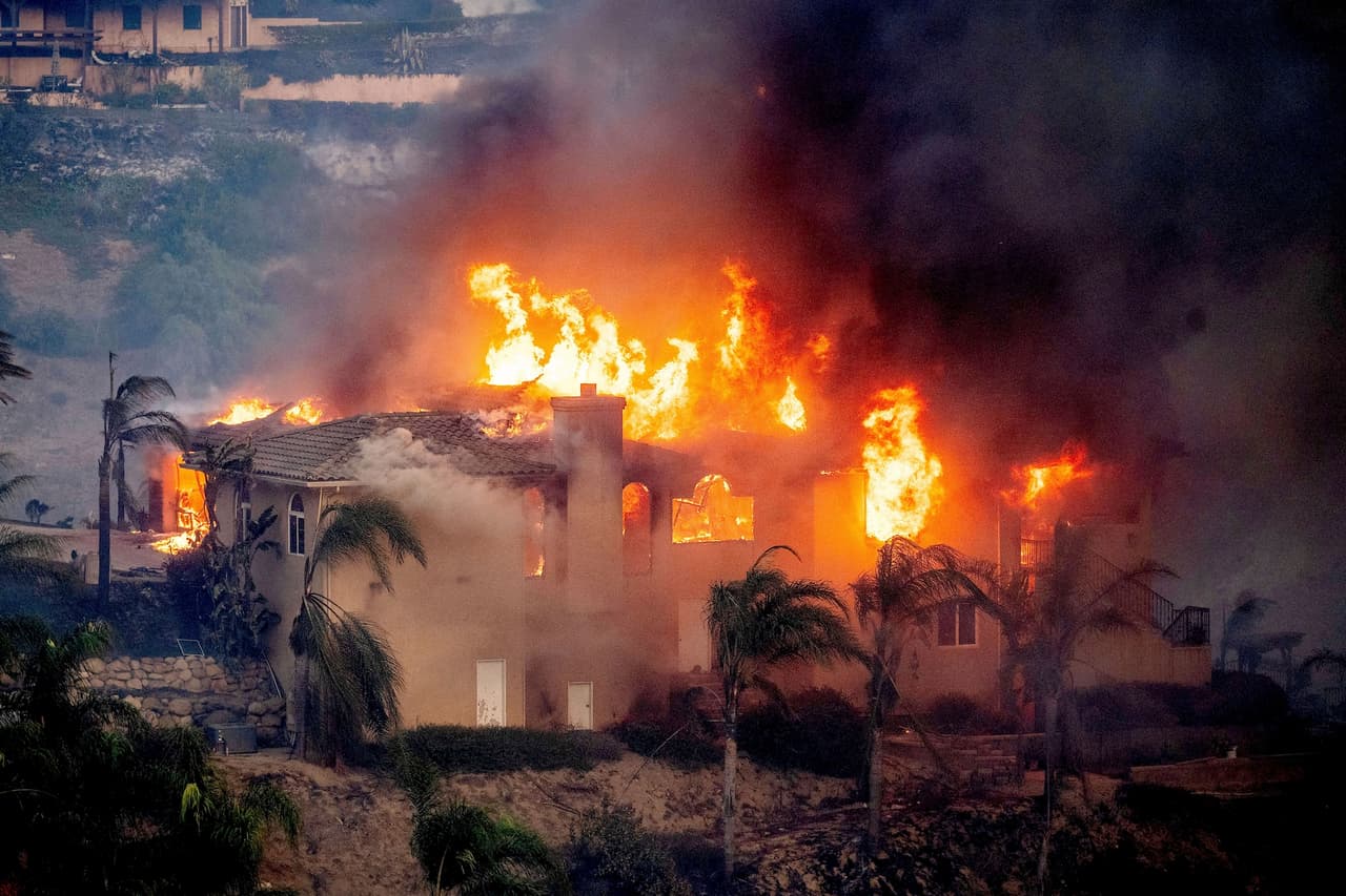 En el condado de Los Ángeles, bomberos lucharon contra otro incendio en Broad Beach, Malibu, que quemó 20 hectáreas y obligó a cerrar brevemente la autopista Pacific Coast.