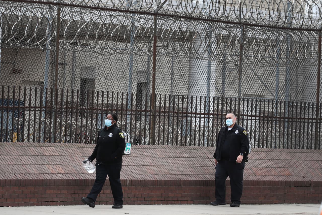 Varios estados emiten órdenes de liberación a reclusos no violentos por temor a coronavirus pero Arizona no planea hacerlo