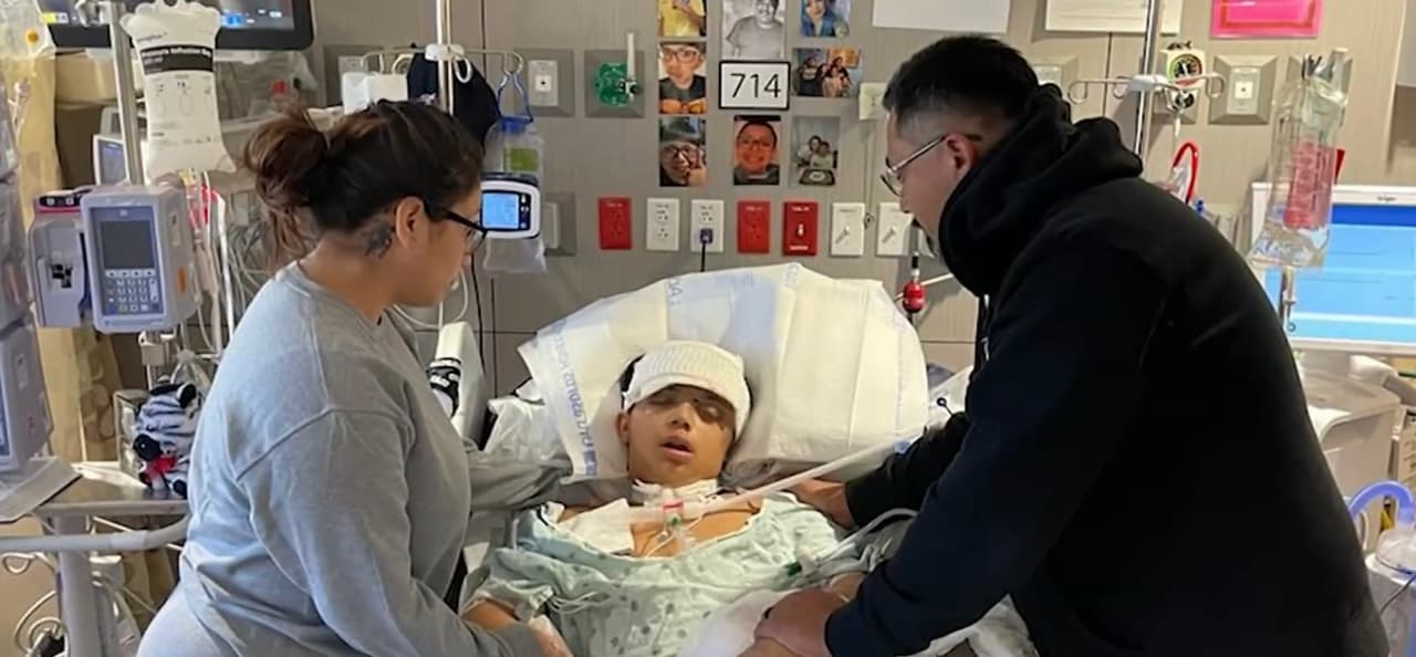 Desde ese día y hasta la fecha, Mirtha Robles se mantiene junto a la cama de aquel hospital donde su hijo Gabriel, de 14 años, se aferra a la vida, tras perder un ojo y ser diagnosticado con estado vegetal. 
<br>