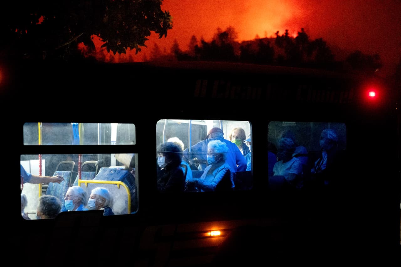 <b>Los incendios de California el año del coronavirus (28 de septiembre). </b>Los residentes de la casa de ancianos de Oakmont Gardens fueron evacuados a un lugar seguro cuando se acercaba el fuego Shady en Santa Rosa, California. 
<a href="https://www.univision.com/noticias/estados-unidos/california-anticipa-mas-devastacion-ante-la-falta-de-lluvias-continua-la-busqueda-de-desaparecidos-en-zonas-arrasadas">Este año los incendios fueron devastadores en la Costa Oeste</a>.