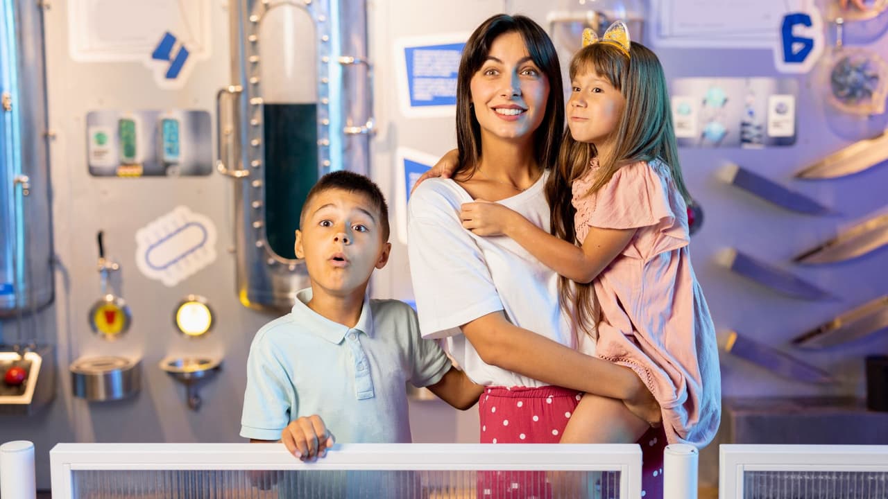 <h3 class="cms-H3-H3">🎨 Museos gratis para mamás</h3>
<br>Algunos museos ofrecen 
<b>entrada gratuita ese día exclusivamente para las madres, o tienen entradas sin costo durante todo el fin de semana</b>:
<br>
<b>Dallas Museum of Art –</b> Entrada general gratuita siempre. Puedes reservar una visita guiada o solo pasear y conversar.📍 
<a href="https://g.co/kgs/o6R6Asx" target="_blank">1717 N. Harwood St, Dallas</a>
<br>
<b>Modern Art Museum of Fort Worth – </b>Gratuito los domingos; buena opción si les interesa el arte.📍 
<a href="https://g.co/kgs/GBTQS1M" target="_blank">3200 Darnell St, Fort Worth</a>
<br>
<b>Latino Cultural Center (Dallas) –</b> Exhibiciones centradas en cultura latina, y muchas veces con actividades en familia.📍 
<a href="https://g.co/kgs/vQZpcHZ" target="_blank">2600 Live Oak St, Dallas</a>