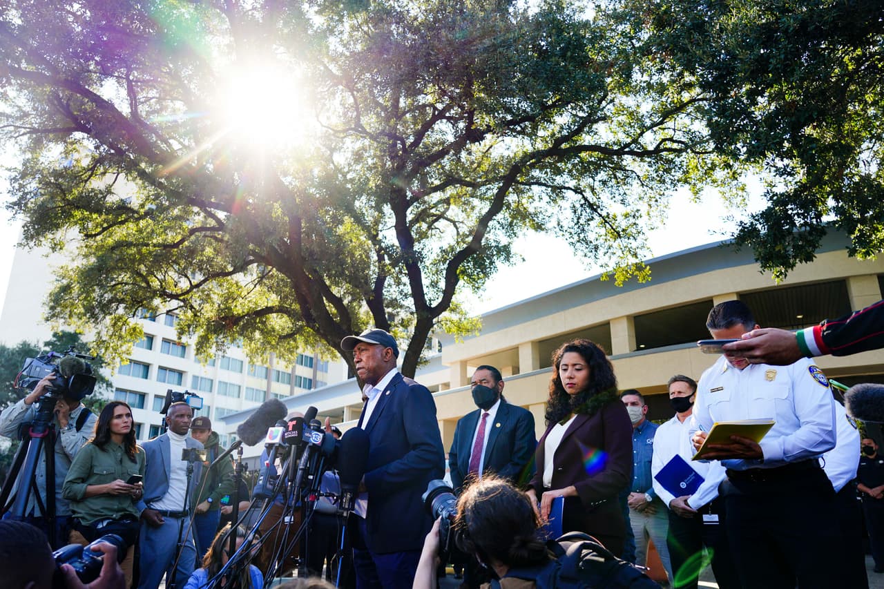Alcalde de Austin Kirk Watson: "Oír que mi amigo Sylvester Turner ha muerto me entristece mucho. Siempre me conmovió su compasión por la gente y admiraba enormemente su elocuencia a la hora de trabajar para ayudar a quienes contaban con su ayuda. 
<b>Sylvester era un hombre extraordinario con el verdadero corazón de un servidor público. </b>Era un amigo. Echaré de menos reírme con él y todos echaremos de menos su compromiso por hacer el bien".