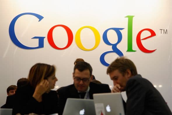El 13 de febrero, el organismo antimonopólico de la Unión Europea aprobó que Google adquiera al fabricante de teléfonos celulares Motorola por $12,500 millones. La Comisión Europea dijo que el acuerdo no altera significativamente el mercado de los sistemas operativos o patentes para dispositivos móviles como teléfonos celulares o tabletas. Sin embargo, advirtió que su aprobación no significa que no esté preocupada sobre el cumplimiento de las patentes de Motorola para tecnología estándar, informó la agencia AP.