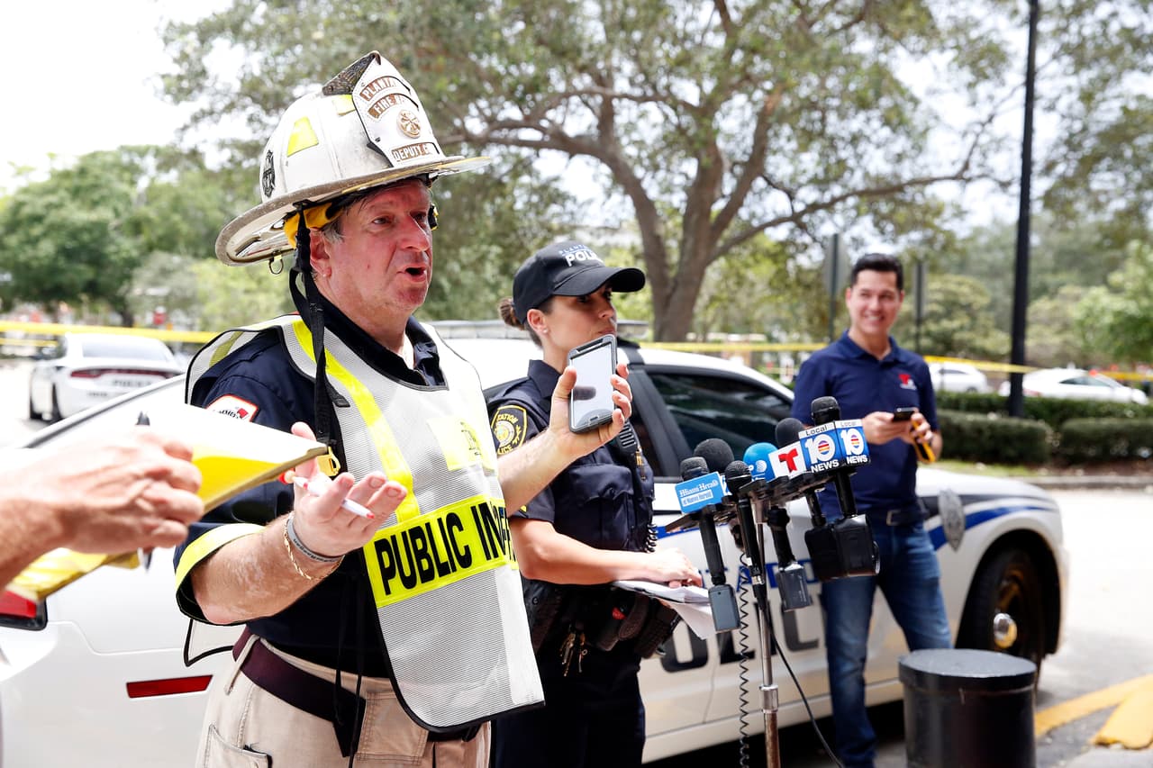 El sub jefe del Departamento de Bomberos de Plantation dijo a los medios que “Gracias a Dios,
<b> hasta ahora, nadie resultó muerto</b>. Gracias a Dios por eso. Con todo lo malo que es, pudo haber sido mucho peor”. Gordon informó que dos personas había sido llevada al centro de traumatismos de un hospital cercano, pero que el resto solo había tenido heridas menores.
<br>