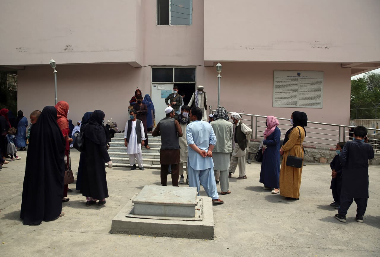 Las familias de los recién nacidos rescatados esperaban este miércoles afuera del Hospital de Niños Ataturk para ver a sus bebés. 
<i><b><a href="https://www.nytimes.com/2020/05/13/world/asia/afghanistan-maternity-ward-attack.html" target="_blank">The New York Times</a></b></i>, 
<b><a href="https://www.bbc.com/news/av/world-asia-52650759/afghan-attack-kabul-clinic-cares-for-babies-after-attack" target="_blank">BBC</a></b> y otros medios reportan que entre 18 y 21 bebés recién nacidos fueron rescatados, bañados en sangre, y muchos de ellos huérfanos de madre. Los bebés sobrevivientes fueron llevados al hospital infantil Ataturk, en la capital, y uno con fracturas, al Hospital Pediátrico Indira Gandhi.
<br>