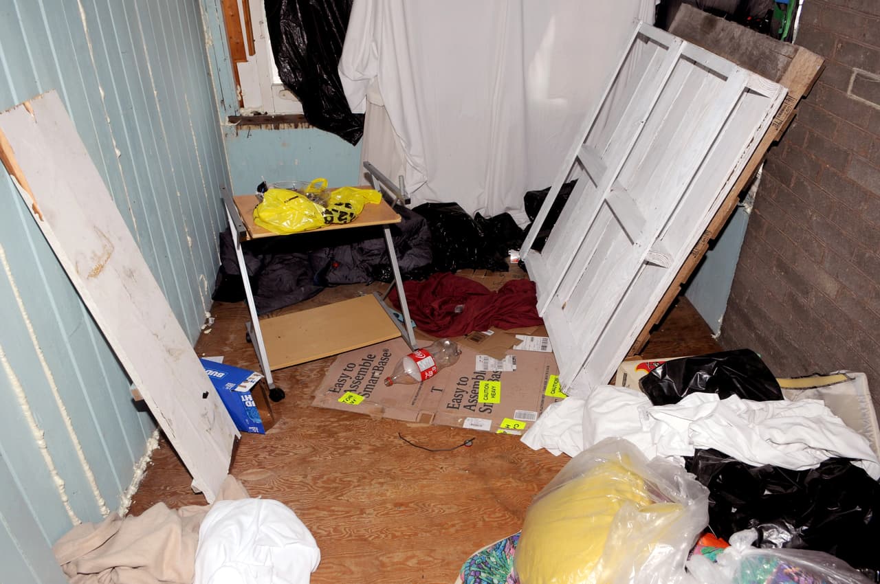 En el espacio donde vivían, según la imágenes tomadas por las autoridades canadienses, había basura tirada en el piso, colchones y algunas prendas de ropa y cobijas tiradas en el piso.