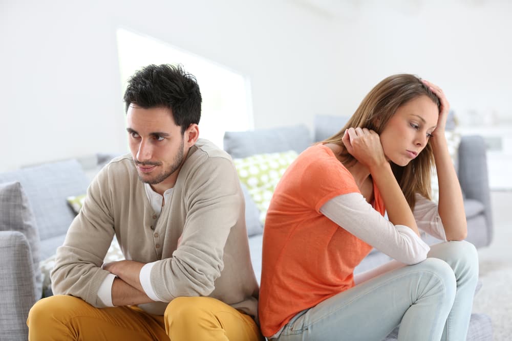 Si antes no actuaba así, y comienza a hacerlo, si para él o ella es más importante un "chat", responder unos mensajes de texto, participar en conversaciones con sus amigos de Facebook que tu presencia entonces algo está fallando y es hora de aplicar medidas para evitar que el desamor empiece a corroer la relación.