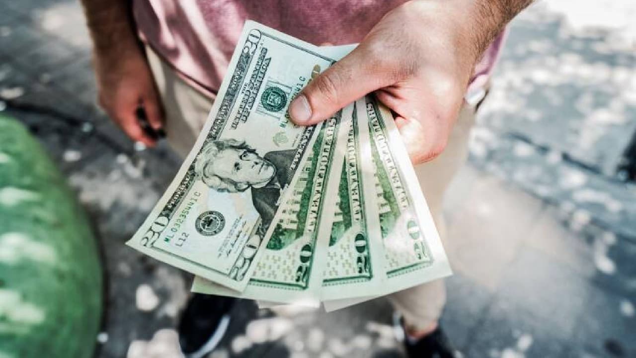 <b>Lleva contigo dinero, cheques o tarjetas de manera discreta: </b>Nunca salgas con un maletín o bolsa de efectivo, tampoco lleves el dinero en la mano. Sé discreto y guarda adecuadamente los billetes cuando dejes el cajero o el banco.