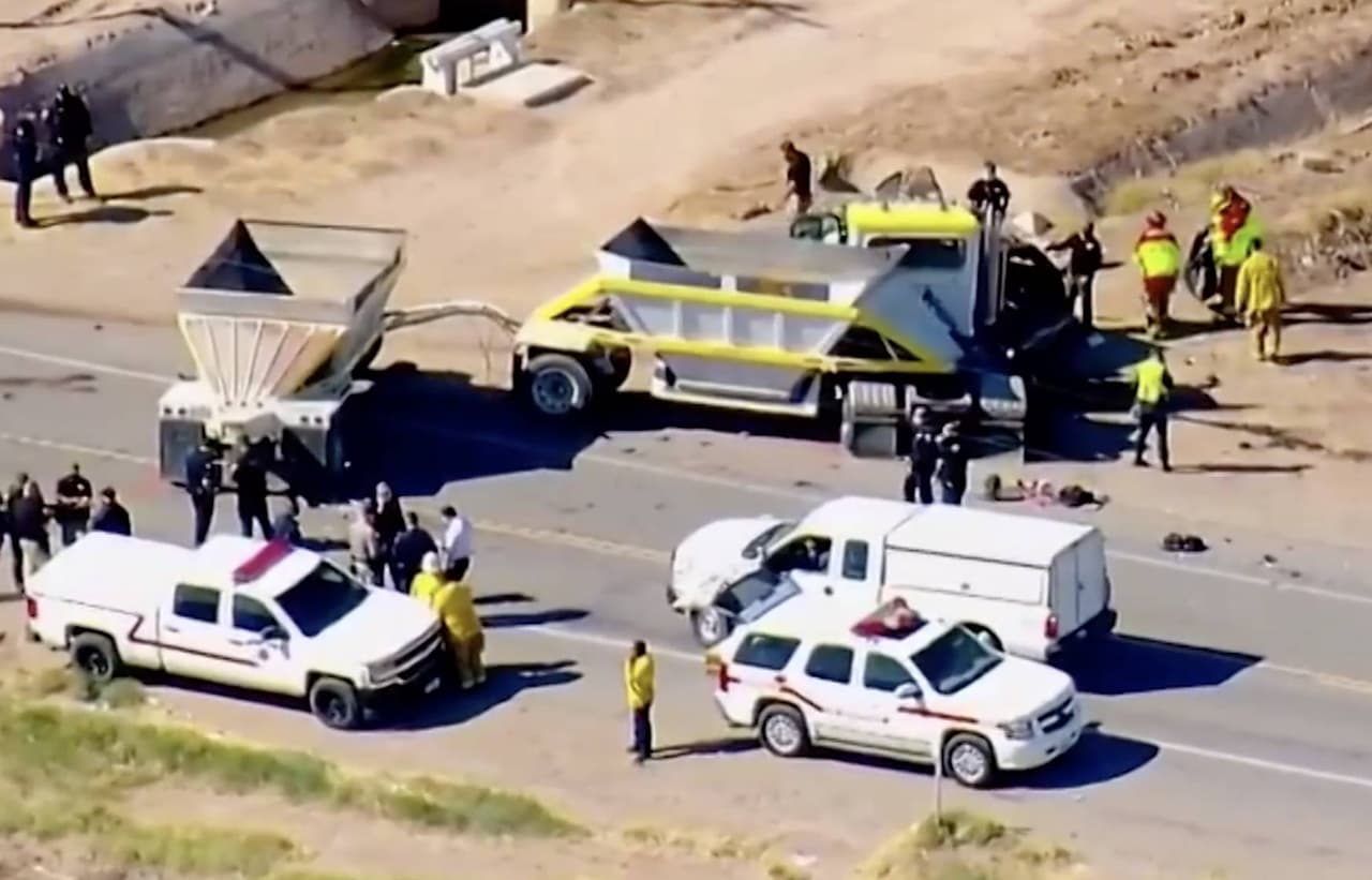 La Patrulla de Caminos de California confirmó la
<a href="https://www.univision.com/local/los-angeles-kmex/choque-mortal-california-indocumentados-covid-19-dolares-fotos">muerte de 13 personas</a> tras choque en el condado Imperial en la zona de la frontera de California. Al menos 25 personas viajaban en ella al momento del choque y fueron descritos como inmigrantes indocumentados.