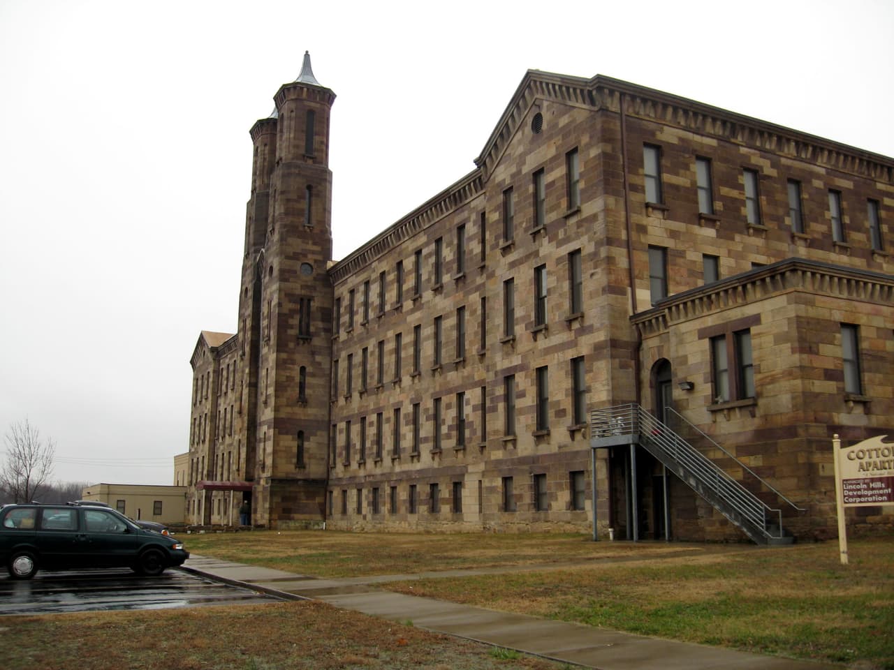 <b>En Indiana | el lugar más pobre es Cannelton</b>
<br>
<br>🔘 
<b>Ingreso medio de Cannelton: </b>$28,922
<br>🔘 
<b>Ingreso medio de Indiana:</b> $56,303
<br>🔘 
<b>Adultos con educación universitaria: </b>7.0%
<br>🔘 
<b>Población que vive en la pobreza:</b> 30.8%
<br>🔘 
<b>Valor promedio de la propiedad: </b>$65,200