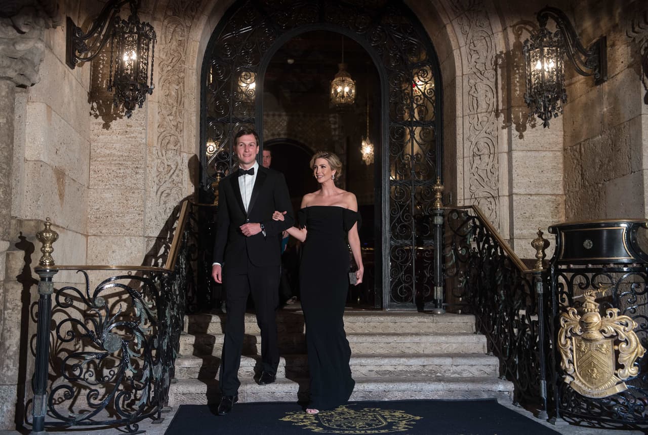 Las galas nocturnas, sin embargo, han sido su momento para delatar su pasión por las tendencias y el glamour. Mientras en su rutina diaria el conservadurismo parece ser la consigna, al momento de elegir sus trajes largos, Ivanka se da licencias como llevar sus hombros descubiertos, como en este modelo 
<i>off-shoulders</i> negro que usó en la casa de Mar-a-Lago, Florida, cuando el primer ministro japonés fue invitado de honor.