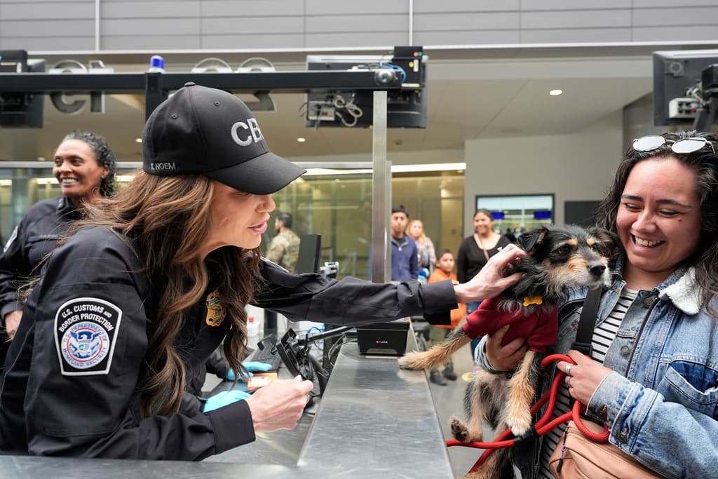 Este domingo, Noem saludó a 
<b>Jessica Medina y a su perrita Luna</b> durante su recorrido por el puerto fronterizo de San Ysidro.