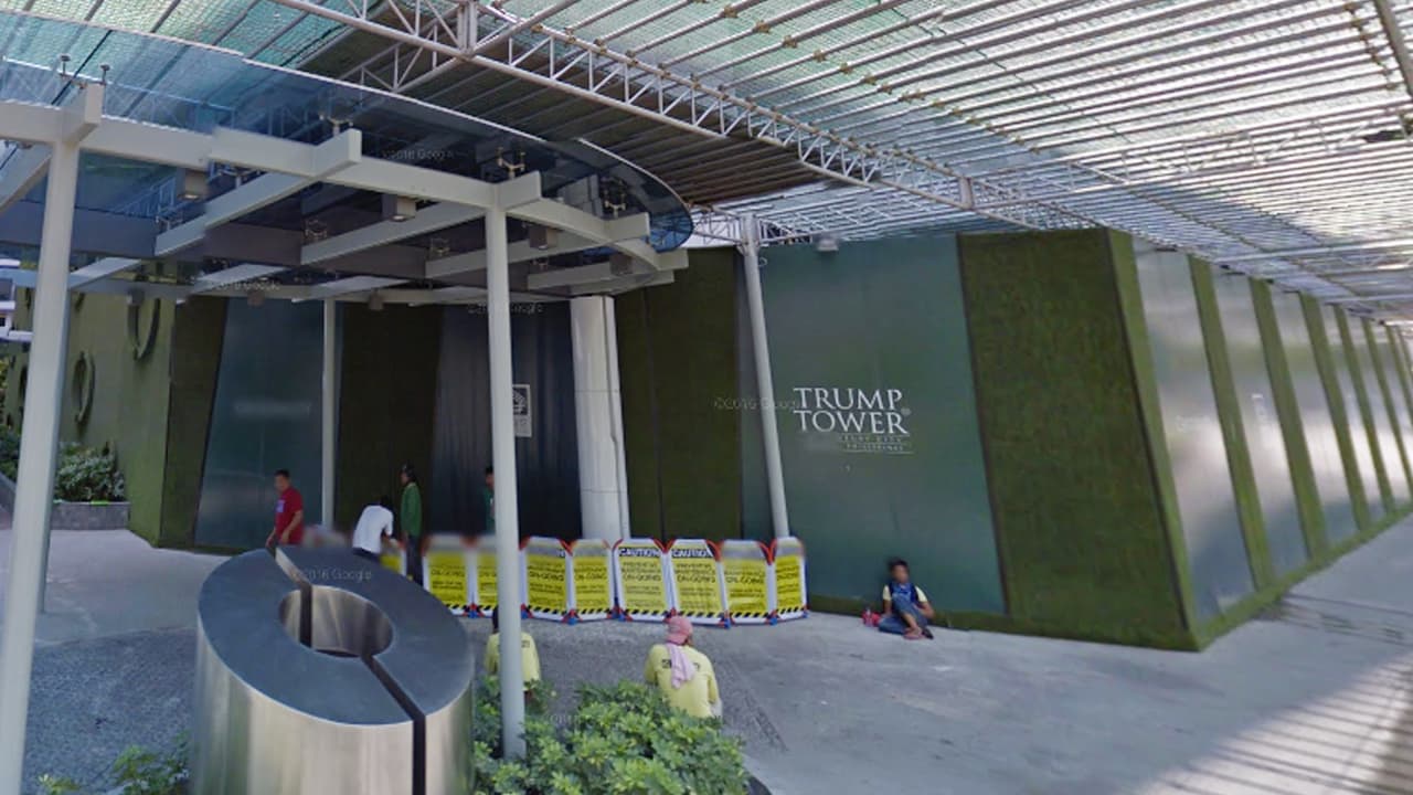 <b>Trump Tower at Century City.<i> </i>Manila, Filipinas. </b>Es un edificio residencial localizado en Makati, dentro de la zona metropolitana de Manila. Según su declaración financiera ante la Comisión Federal de Elecciones, Donald Trump es propietario de dos empresas que operan en Filipinas, en las que figura como presidente.