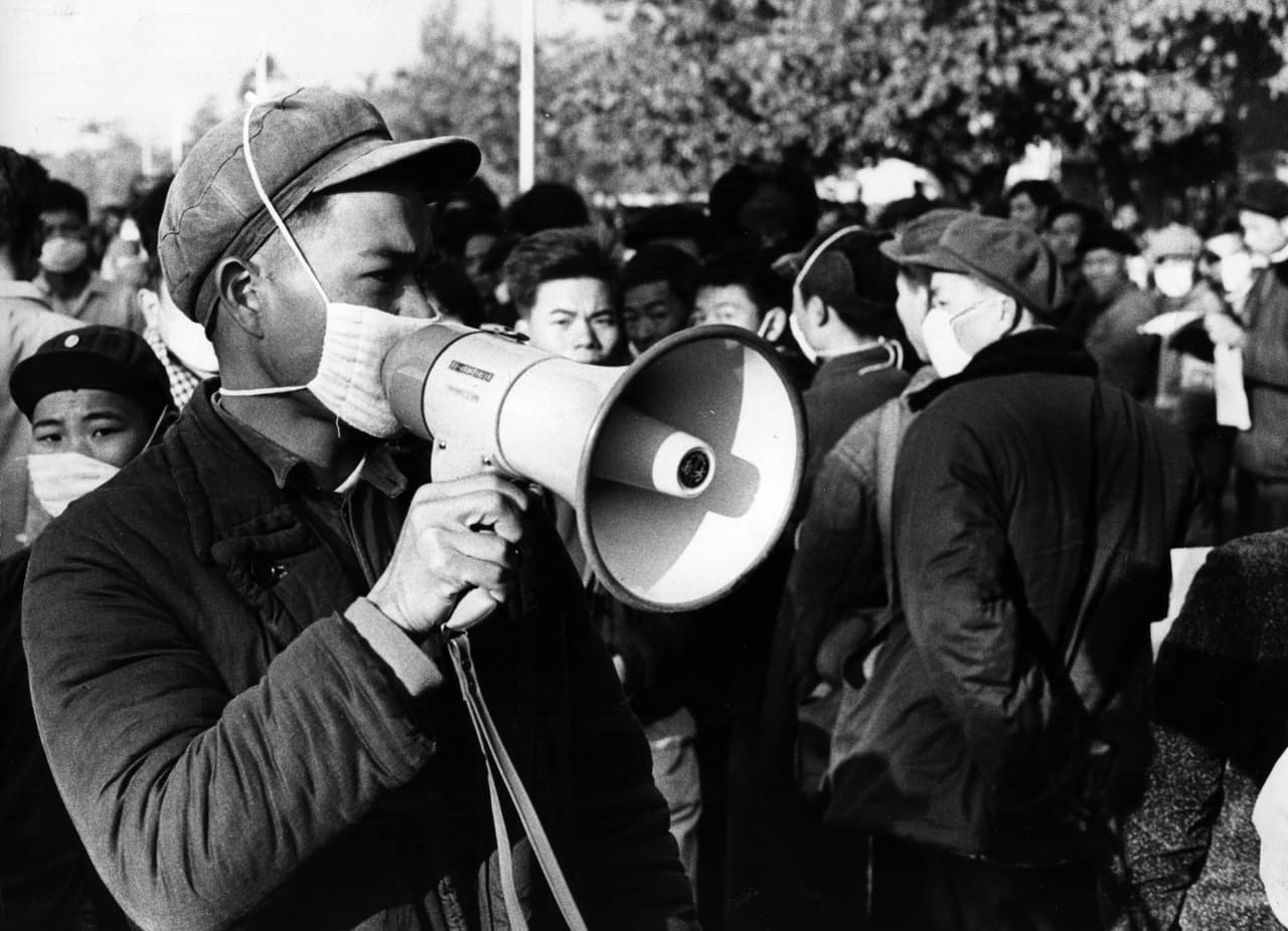 <b>Gripe de Hong Kong (1968).</b> Esta enfermedad fue causada por el virus de influenza H3N2, que se propagó a varios continentes y todavía está en circulación. Se calcula que ha matado al menos a un millón de personas y así como los demás virus que causan infecciones respiratorias, afectó sobre todo a personas vulnerables (adultos mayores o niños muy pequeños). Esta lista esta basada en una investigación del portal de estadísticas 
<a href="https://247wallst.com/special-report/2020/01/31/worst-outbreaks-of-all-time/" target="_blank">24/7 Wall St</a>, que hizo el ranking basado la mortalidad de los brotes y su influencia histórica. En la fotografía, miembros de la Guardia Roja china protegidos con máscaras.
<br>