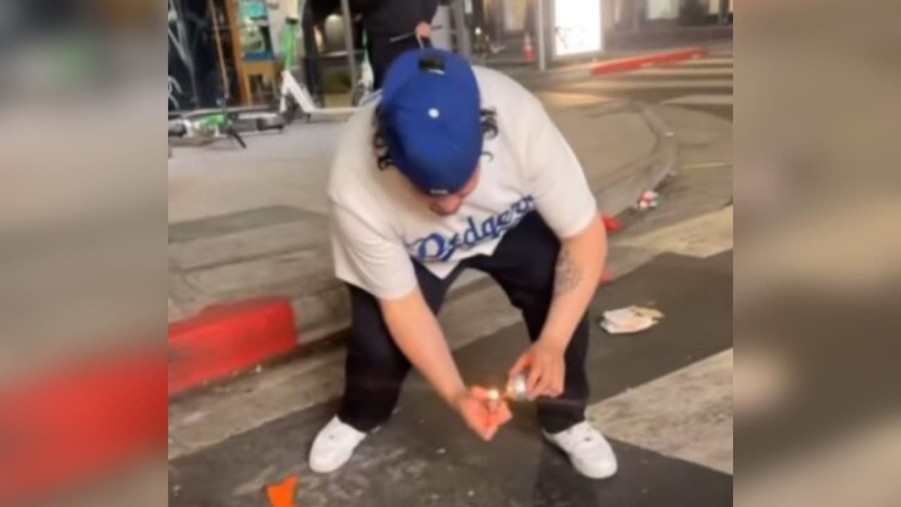 Un extraño le dio un cohete y al encenderlo explotó: fanático de los Dodgers pierde los dedos durante celebración