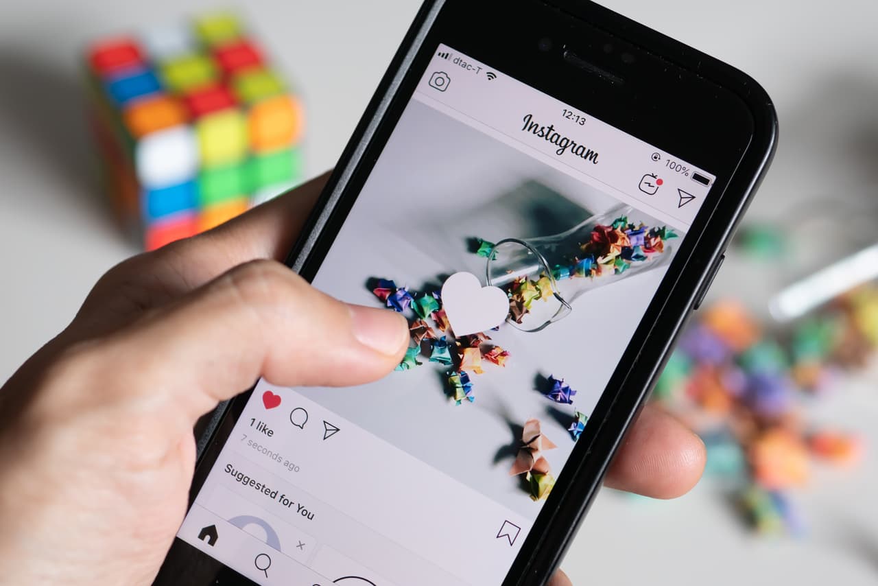 <b>Instagram</b>
<br>
<br>Los usuarios de esta red social comparten 65,000 fotos por minuto, generando importantes ganancias a su compañía matriz Meta. 
<br>