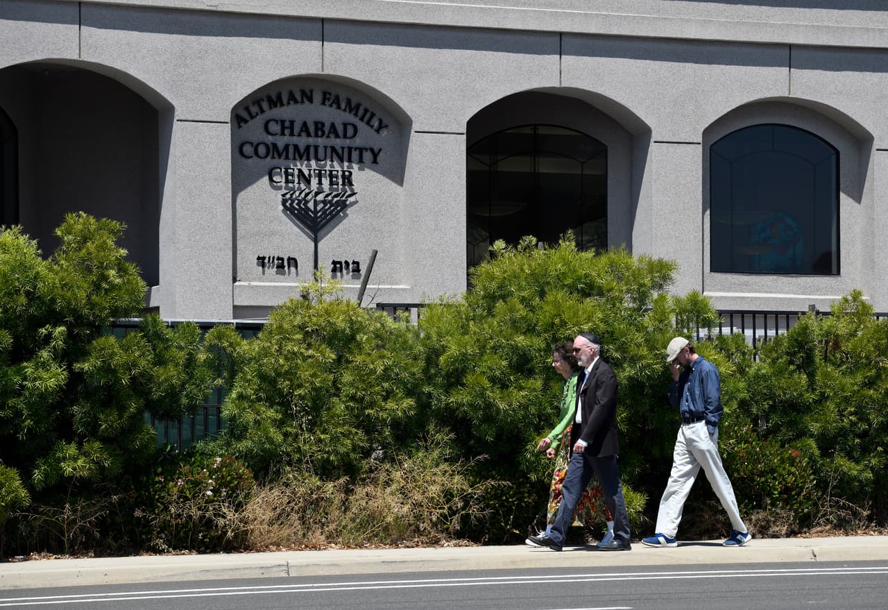 En la sinagoga 
<b>celebraban el último día de la Pascua judía</b> cuando un hombre blanco entró al templo 
<b>disparando un arma AR,</b> explicó el sheriff del condado San Diego, William D. Gore en una rueda de prensa.