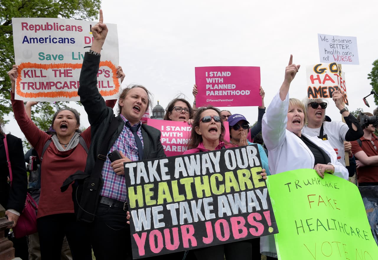 <b>"Si nos quitan nuestra cobertura, nosotros les quitamos sus trabajos"</b>, dicen los manifestantes a sus congresistas.
<b> </b>La nueva versión de la ley de salud da 
<b>a los estados la posibilidad de excluir uno o varios</b> 
<b><a href="http://www.univision.com/noticias/obamacare/cuales-son-los-10-beneficios-esenciales-y-por-que-estan-en-el-centro-del-debate-de-la-ley-de-salud">beneficios esenciales</a>, que estaban garantizados por ley en el ACA</b>, y que incluyen la cobertura de servicios de hospitalización, salud mental, emergencia y medicamentos entre otros.
