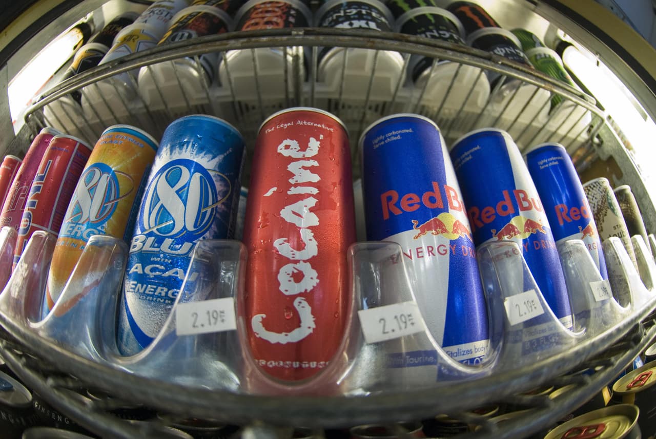 Inglaterra evalúa prohibir la venta de bebidas energéticas a adolescentes: por qué son tan peligrosas