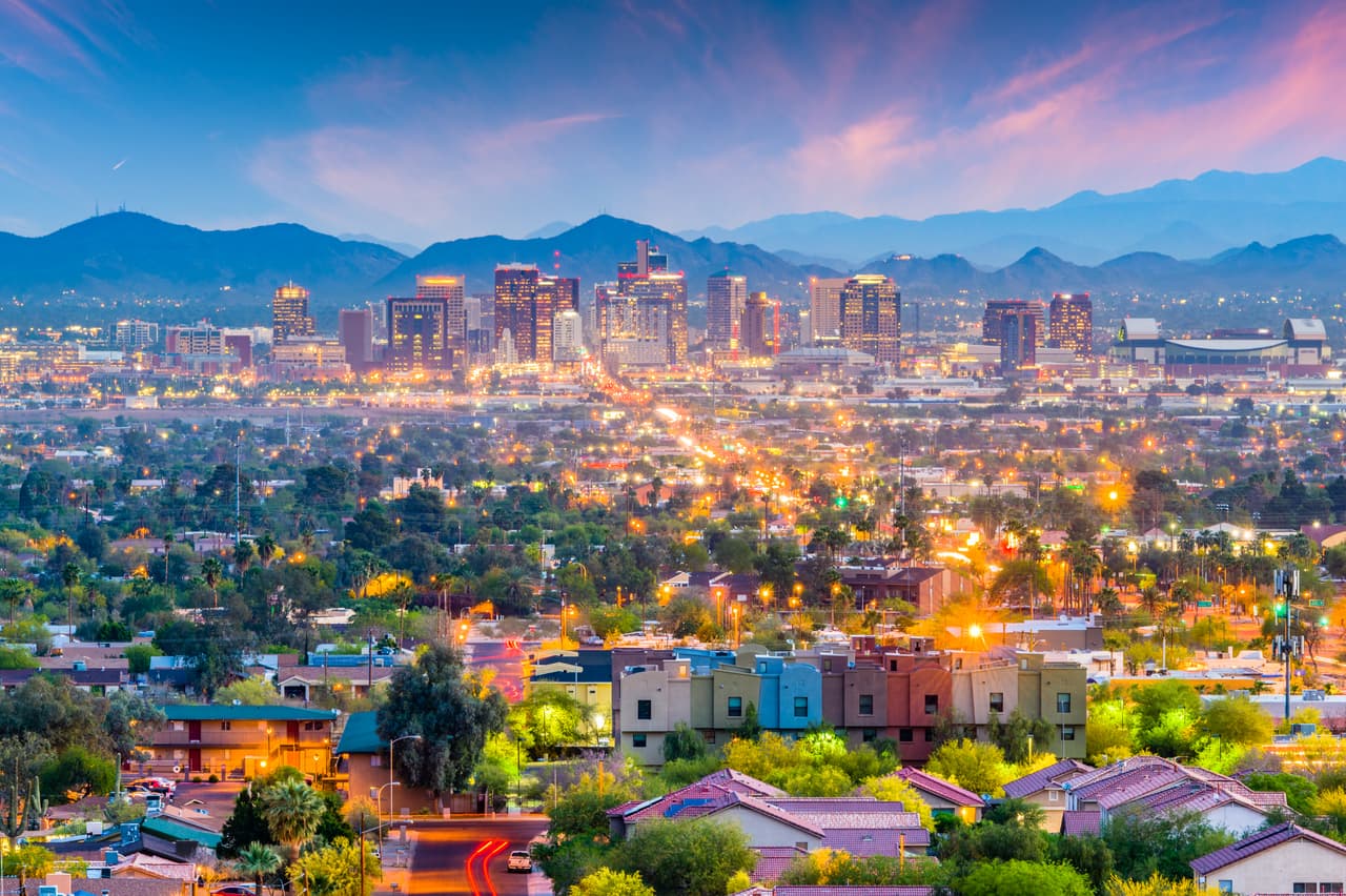<b>5. Arizona</b>
<br>
<br>
<b>Multa por exceso de velocidad:</b> $250
<br>
<br>Arizona es uno de los estados más estrictos en tema de exceso de velocidad. Sus multas empiezan en $250 por ir 10 mph sobre el límite permitido. Sin embargo, a partir de este punto se añaden $50 por cada incremento de 5 mph.
