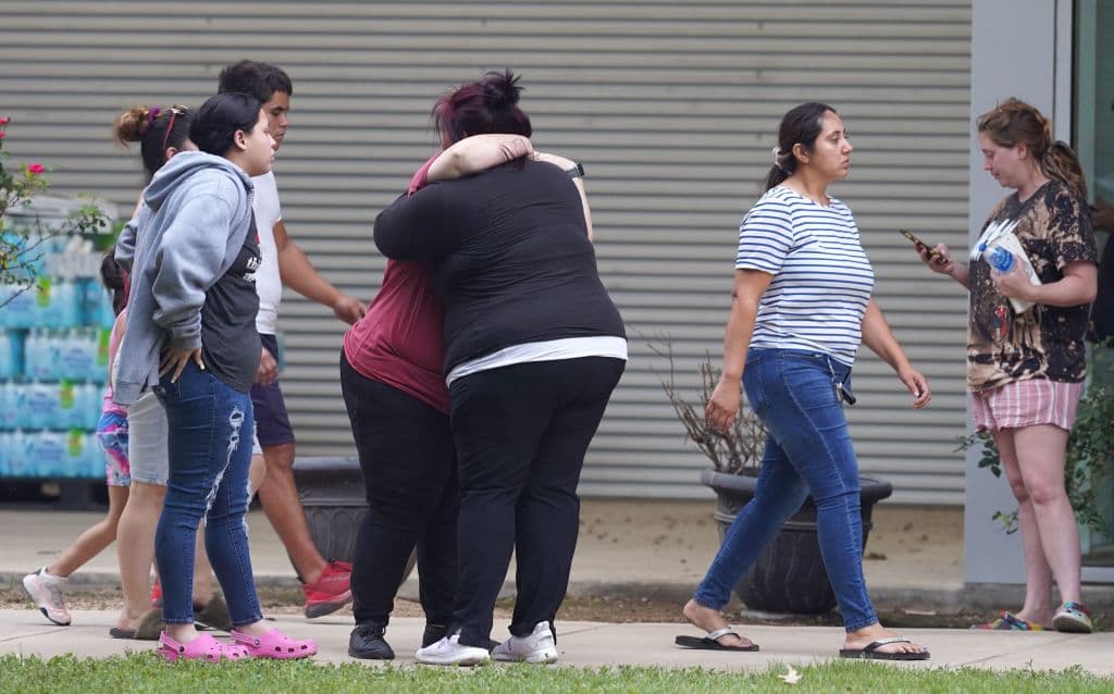 Familias se abrazan fuera del Centro Cívico Willie de León, en donde se reunieron familiares y niños y se estará dando atención a todas las personas implicadas en la tragedia.